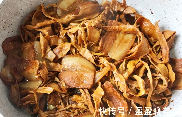 清凉败毒|五花肉最好吃的做法,和笋干搭配炖一炖,吃完连汤汁都不剩,过瘾
