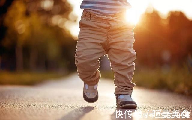 宝宝|宝宝走路早晚跟智力有关?最佳学步是这个月龄,走太早反“坑娃”