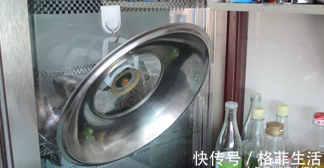 洗菜池边上放一个油桶提手, 作用太棒了, 解决了很多家庭的烦恼