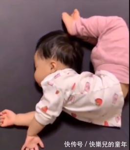 幼崽|宝宝睡觉摆出标准“一字马”,人类幼崽睡姿永远是个谜