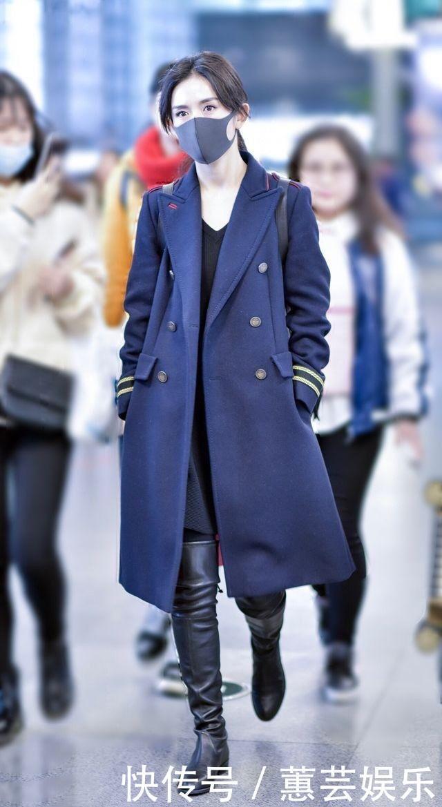 冬天选大衣别只挑黑白灰,试试这件蓝色大衣吧,清新减龄还显气质