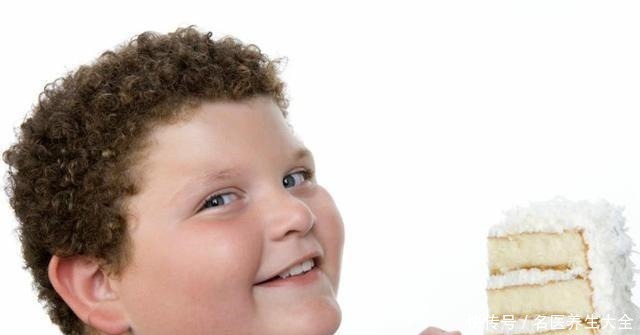 过度肥胖|宝宝一直跟奶奶生活,妈妈“强行”接走,半年后宝宝大变样!