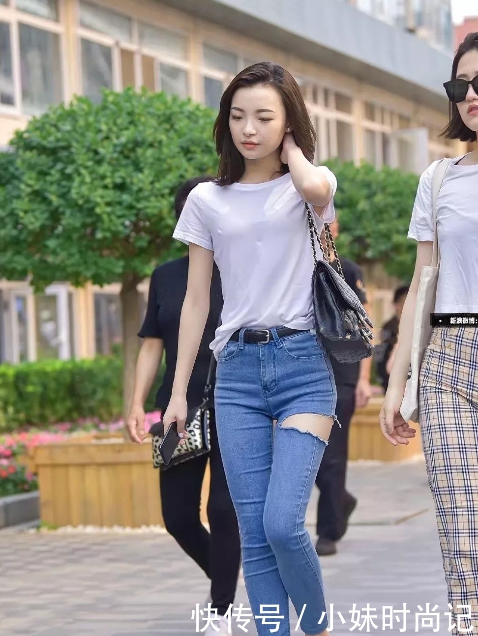 破洞牛仔裤|路人街拍:别再穿无聊的破洞牛仔裤了,今年的时尚是直接撕开!