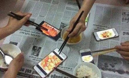 如今的吃播,已经进化到没有食物也能吃了