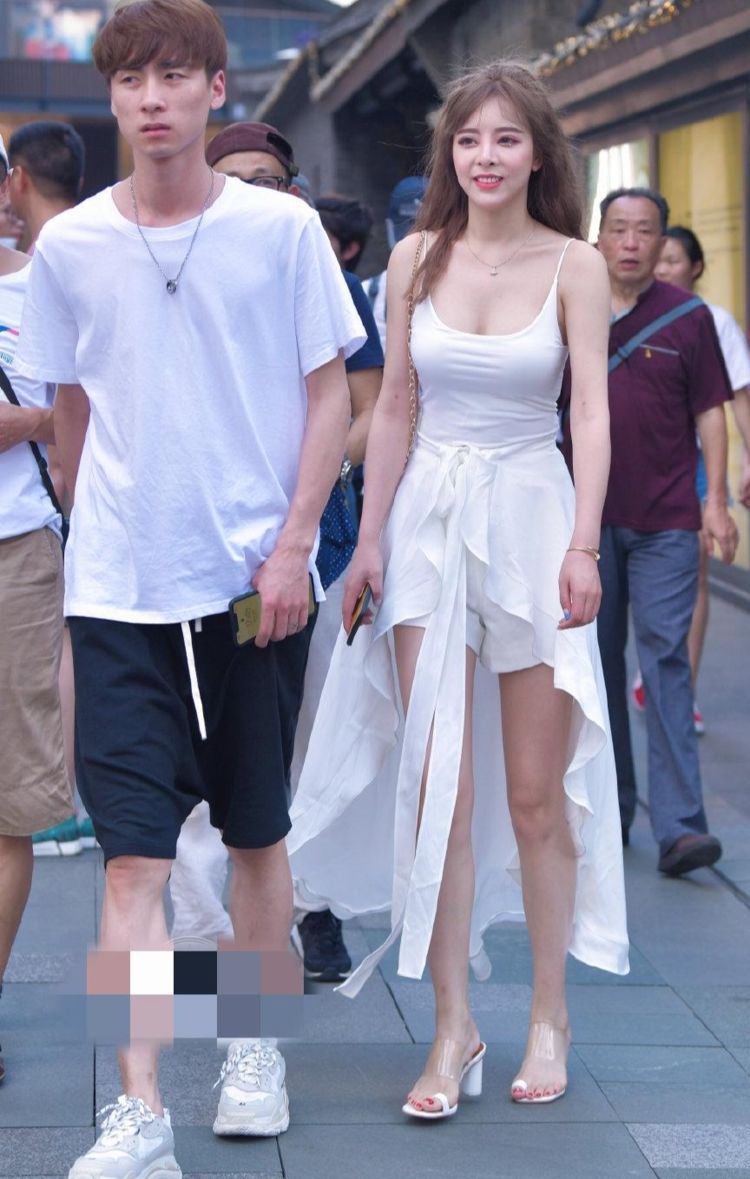 浅色系 白色波点上衣搭配蓝色紧身牛仔裤,时尚精致,穿出高级感