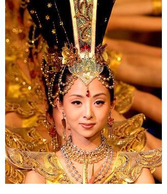 杨丽萍|邰丽华：千手观音领舞聋哑女孩，被富豪追求8年，如今怎样了？