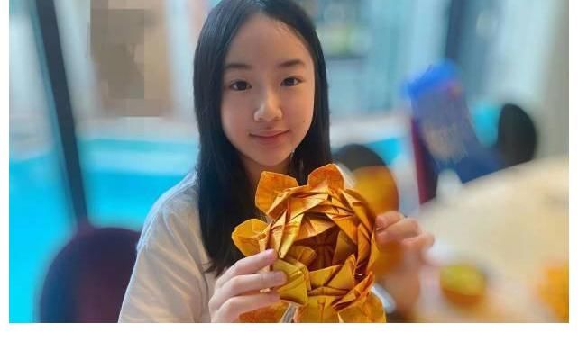 《爸爸5》重聚！吳尊一家四口回國，小泡芙變化大，嗯哼遺憾缺席