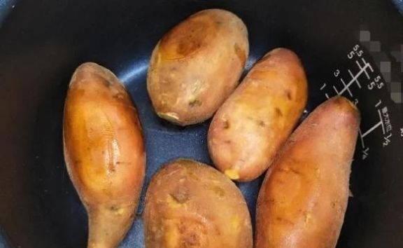 不用烤箱不加一滴水,也能做烤红薯?直接把红薯放进电饭煲,出锅