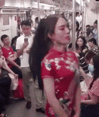 |搞笑GIF趣图:坐轮椅之前,在地铁上这我也经常么玩!