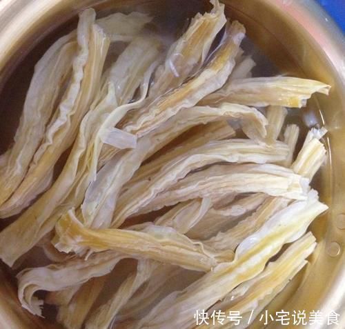 腐竹|6月了，这菜比鱼肉还香，隔天吃一盘，补钙质，加强免疫力，肠道通畅