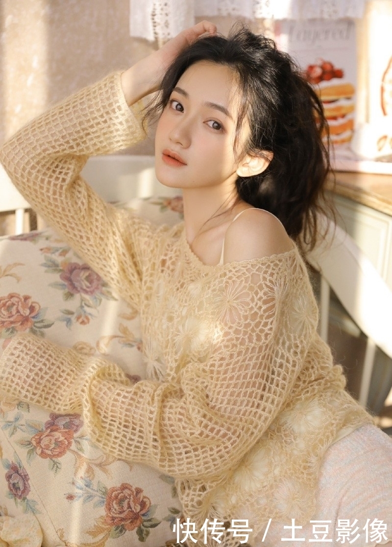 美腿|美颜:混血美女,性感香肩,美腿镂空衫,美不胜收