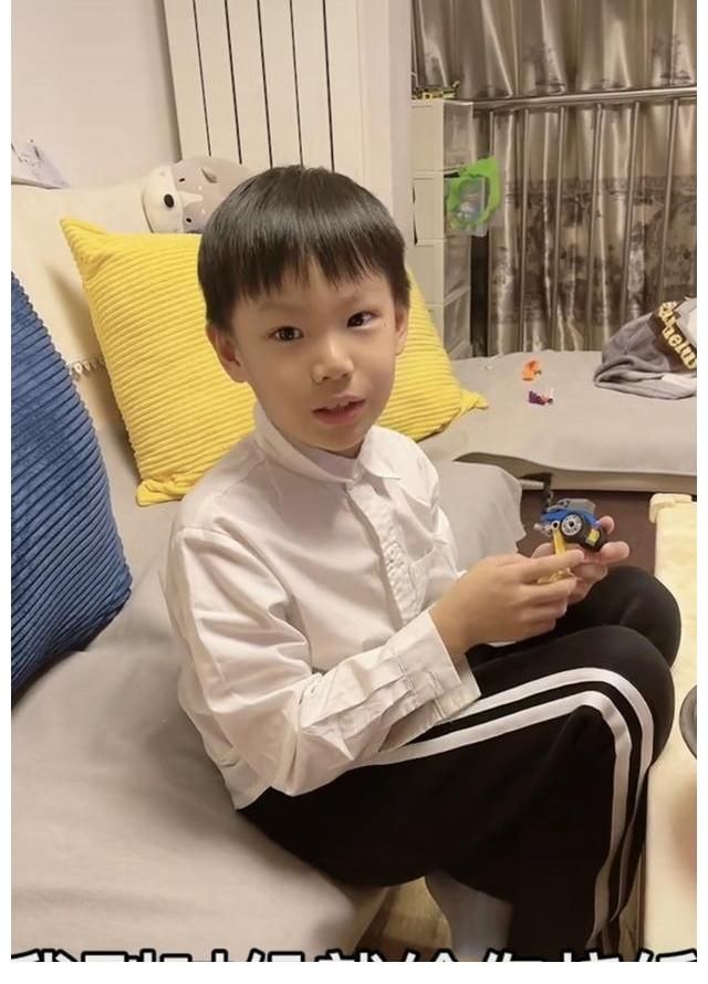 兒子|張鶴倫與兒子互動(dòng)，簡單的幾句對(duì)話，讓網(wǎng)友直呼小“墳王”來了