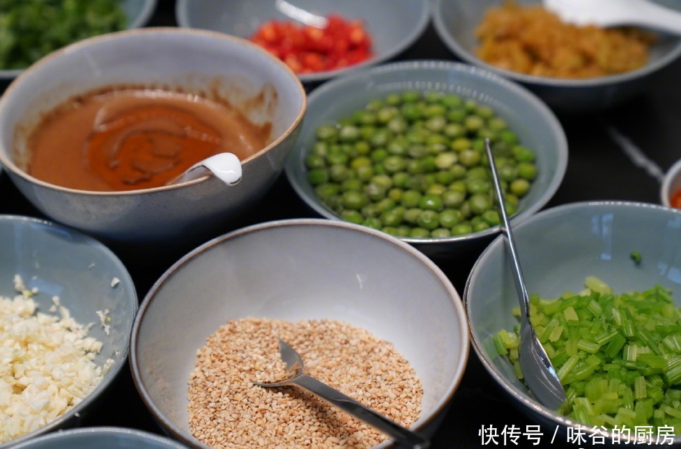 孙莉晒黄磊做的面食,光配料就20多盘,网友:吃出满汉全席的感觉