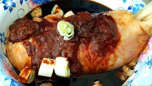 这才是酱牛肉的正确做法,牛肉紧实入味,酱香十足,怎么切都不散