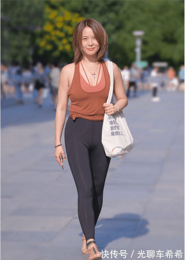 时尚|瑜伽裤现在还在穿,因为显身材,时尚气质满分!