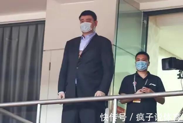 姚明|李春江马布里险些干架,姚明或重拳出击,这种行为太恶劣!