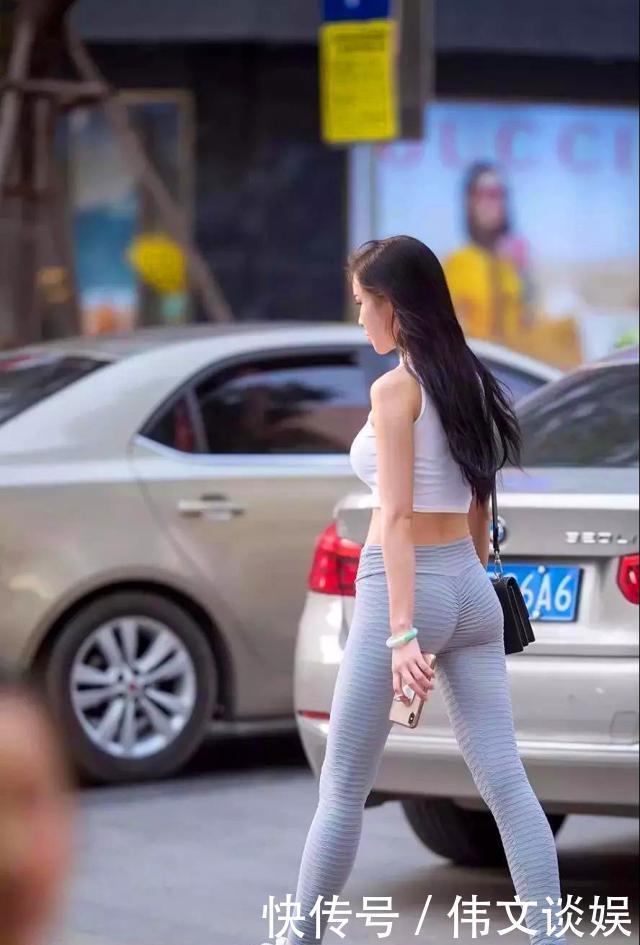 紧身|路人街拍辣妹很会搭配衣服,不对称上衣搭配紧身长裤酷酷哒