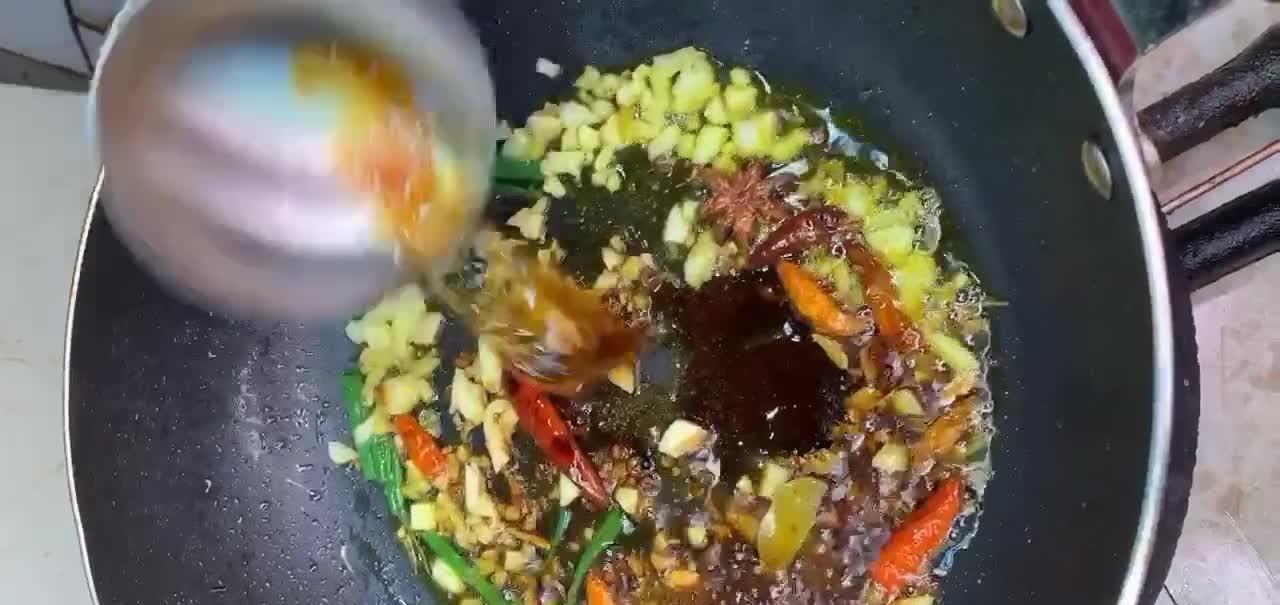 红烧带鱼,肉质鲜嫩骨粗刺少,口味香辣味美,兼具营养和美味