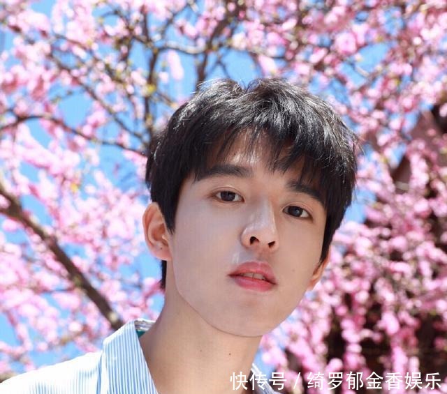 龚俊|张哲瀚让龚俊为他打call,赵薇是他老板,他还和关晓彤傅菁拍过戏