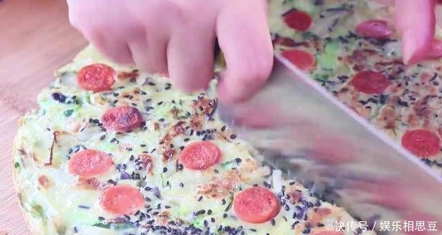 茄子里面倒入2个鸡蛋,我家一周吃5次,营养好吃又美味,喜欢收藏