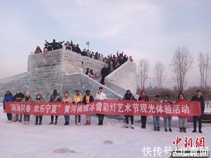 外国人@在宁外国人体验冰雪娱乐活动迎虎年