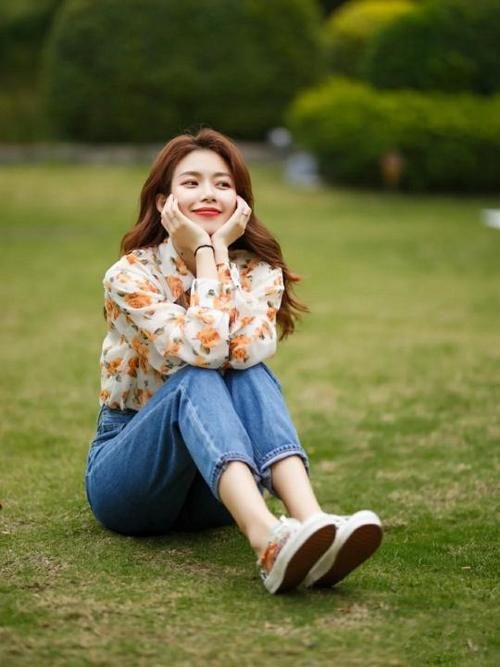 春季是碎花衬衫的“天下”，上身休闲百搭又清纯，突出自身的美
