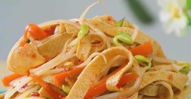 鲜香|凉拌豆皮,很多人调料第一步就做错了,跟大厨这样做,软嫩又鲜香