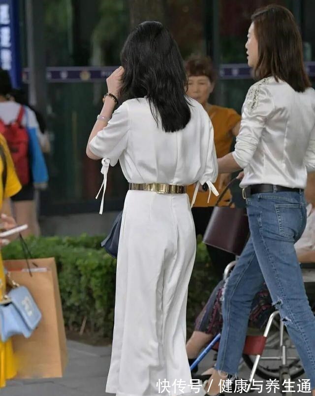 连衣裙 时尚俏皮的连衣裙穿搭呈现时髦气息,展现英姿飒爽,气质不凡!