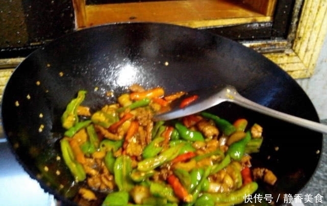 做辣椒炒肉,辣椒和肉到底先炒哪个?难怪肉柴不好。