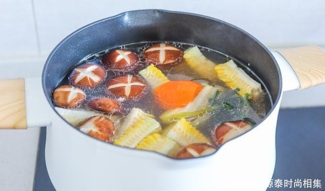玉米|入秋后多喝这道汤，颜色丰富，用料简单味道足，孩子爱喝身体棒
