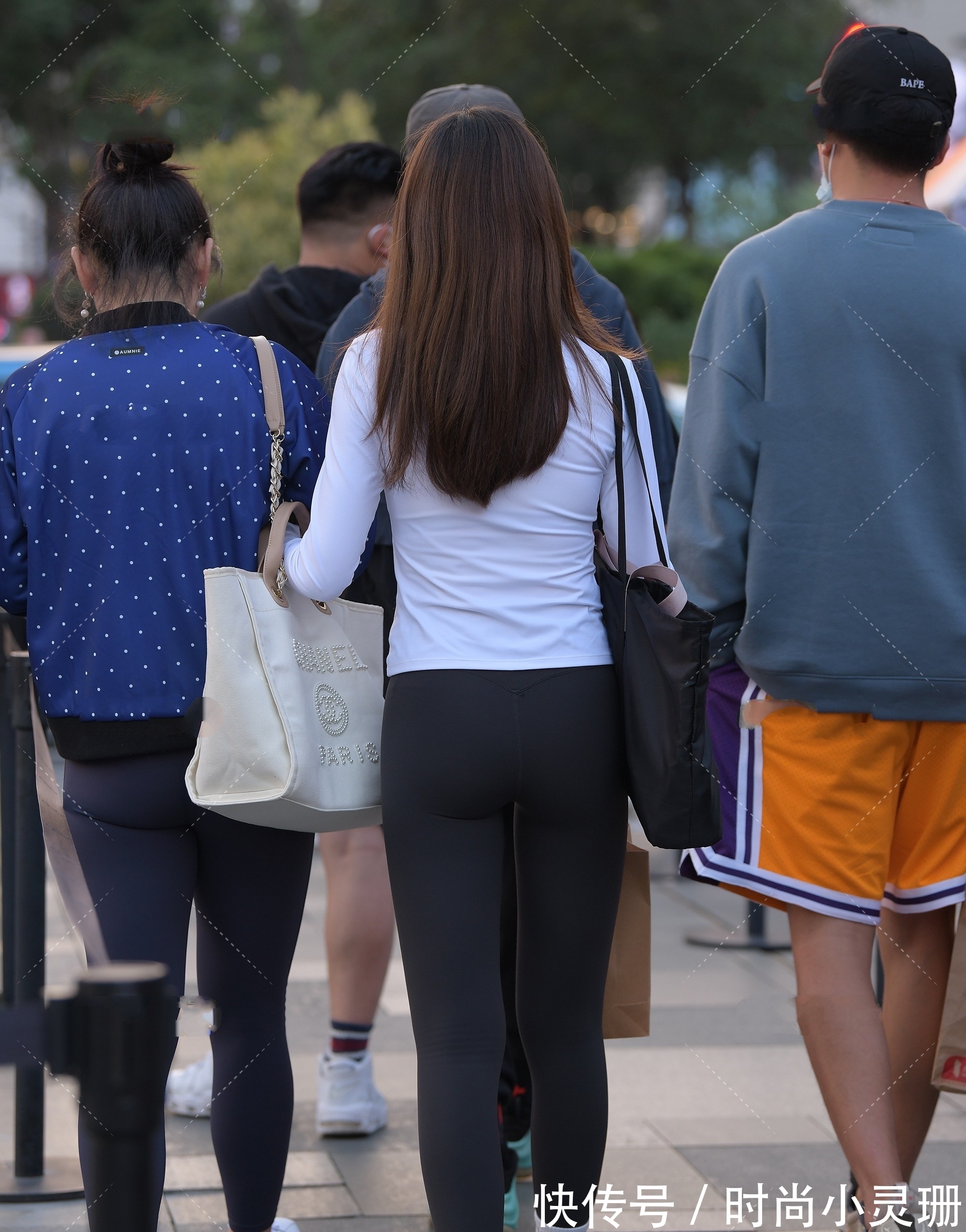 穿搭 白色运动外套搭配黑色运动裤,修身显瘦,青春有活力