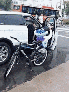 |搞笑GIF:男子骑自行车送花告白,美女的反应太霸气,底气十足!