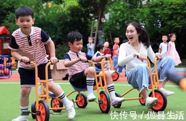 家长|3岁萌娃调皮爬暖气管,动作矫健迅速,网友:少侠你尿不湿要掉了