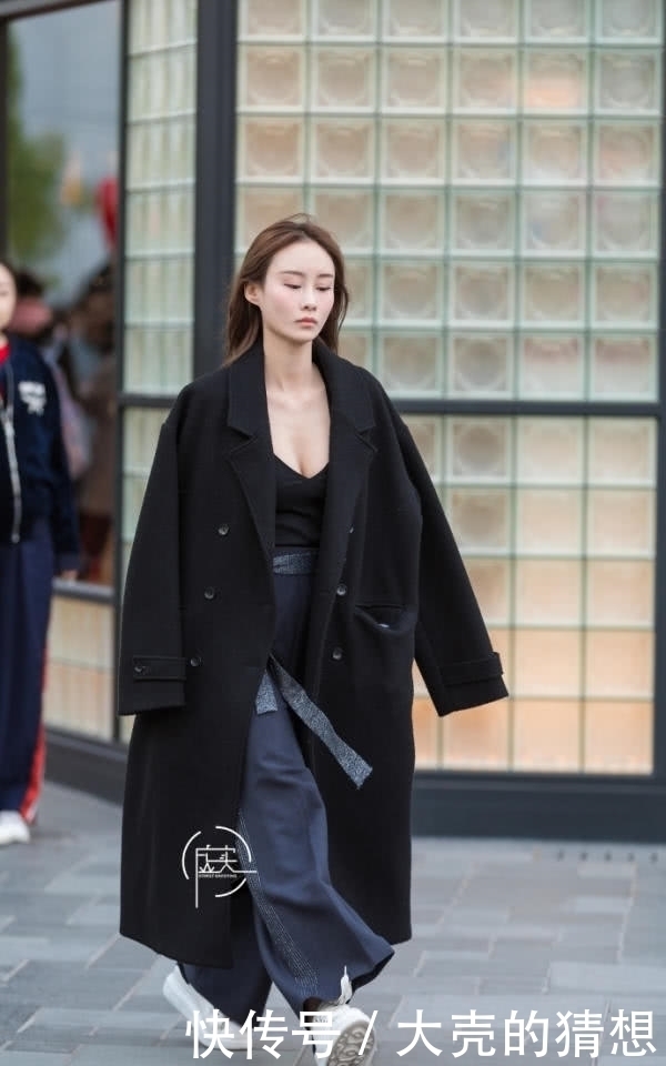 路人街拍美女身穿瑜伽紧身衣,腰细臀围紧绷