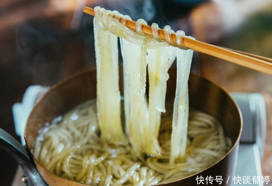  冷天吃炖菜蒸菜，不如吃酸辣粉，酸辣开胃又解馋，我家连吃了3天