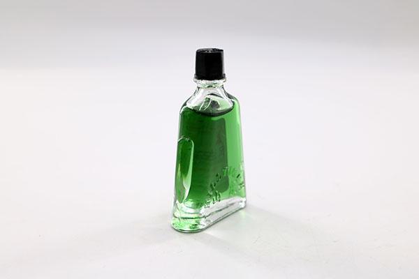 肚脐上|男性睡前用风油精滴肚脐,坚持一月,三个好处会悄悄收入囊中