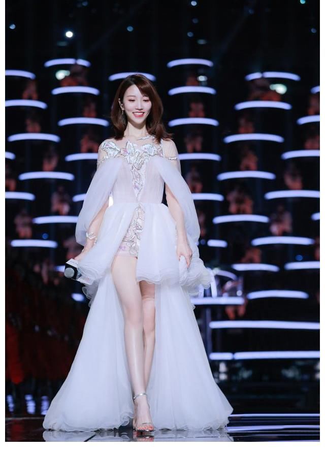 方俊|难怪江苏卫视女主持只有她《蒙面舞王2》张纯烨钢琴公主造型绝美