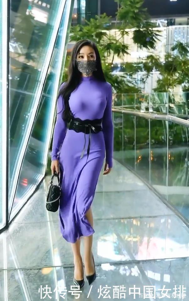一身紫色长裙真优雅,演绎出“简单才是最美的”