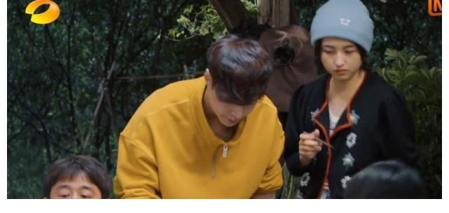 做飯|張藝興做5道菜8個(gè)人不夠吃，彭彭幫忙被忽視，黃磊夸贊背后是偏愛