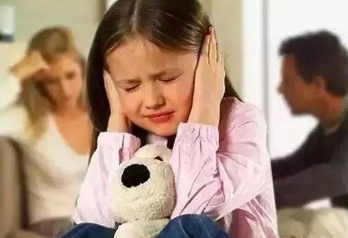  金莎|双胞胎一个随父姓一个随母姓，孩子没满周岁，四老人带娃一地鸡毛