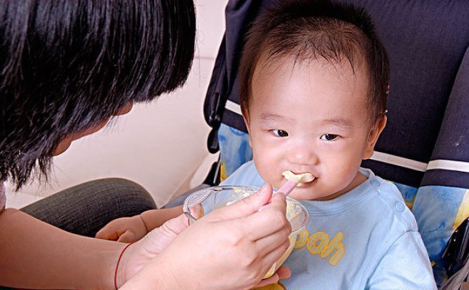 成人饭|宝宝多大能吃成人饭医生超过这个年龄最好,许多家长都错了
