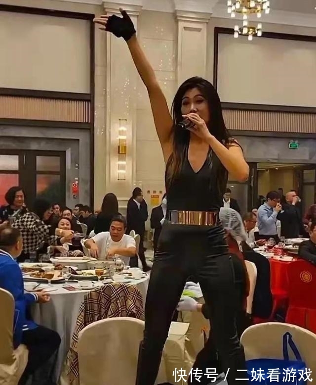 王蓉被曝在小縣城演出,穿低領(lǐng)裝站在凳子上表演,網(wǎng)友:掉價了