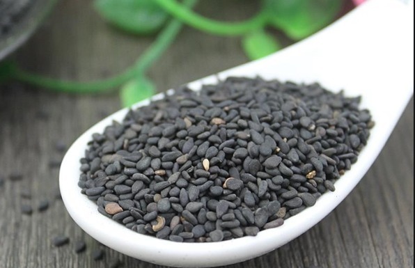 老太太|花盆里撒一把,不用再施肥,花儿仍然可以叶片翠绿,花开得更久