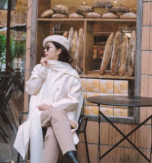  时尚|高级的冬季穿搭难吗？白色毛呢大衣配直筒裤就很时尚，值得借鉴