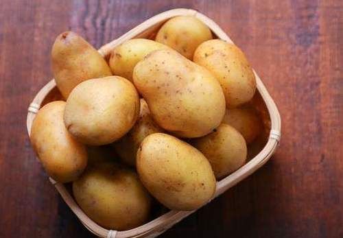 土豆买多了吃不完,教你用一个土方法保存,放久了不发芽也不变色