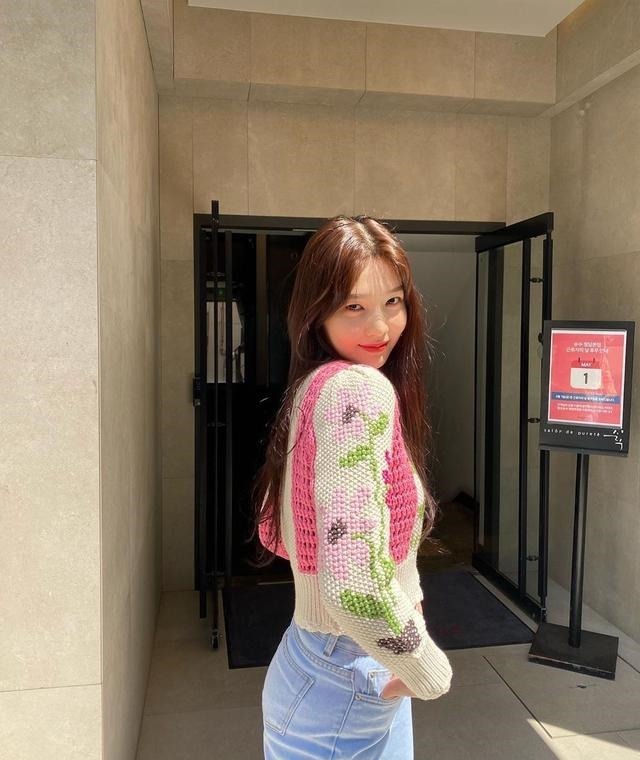 理得很完美|26岁朴秀荣穿搭很精致, 穿针织开衫配蓝色牛仔裤, 轻松穿出高级感