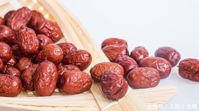 食用枸杞|女人想要推迟衰老，常吃4样零食，保养卵巢，助你更显年轻！