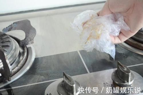 油渍|买菜用的塑料袋别扔了，教你一个小妙招，塑料袋秒变去油“神器”