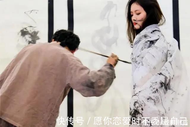 美的@美院教授大秀“人体书法”,当代书法的下限在哪里?