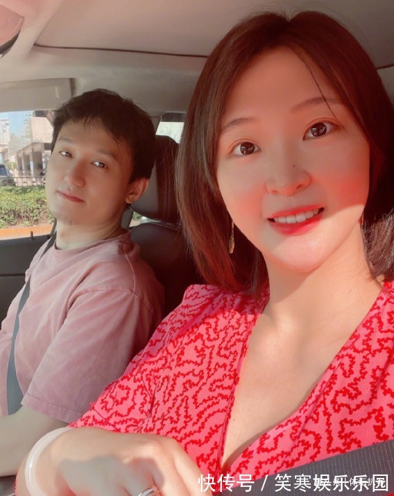 杨臻博|女儿百天！惠若琪一家三口合影，和老公甜蜜接吻，小小惠首次露面